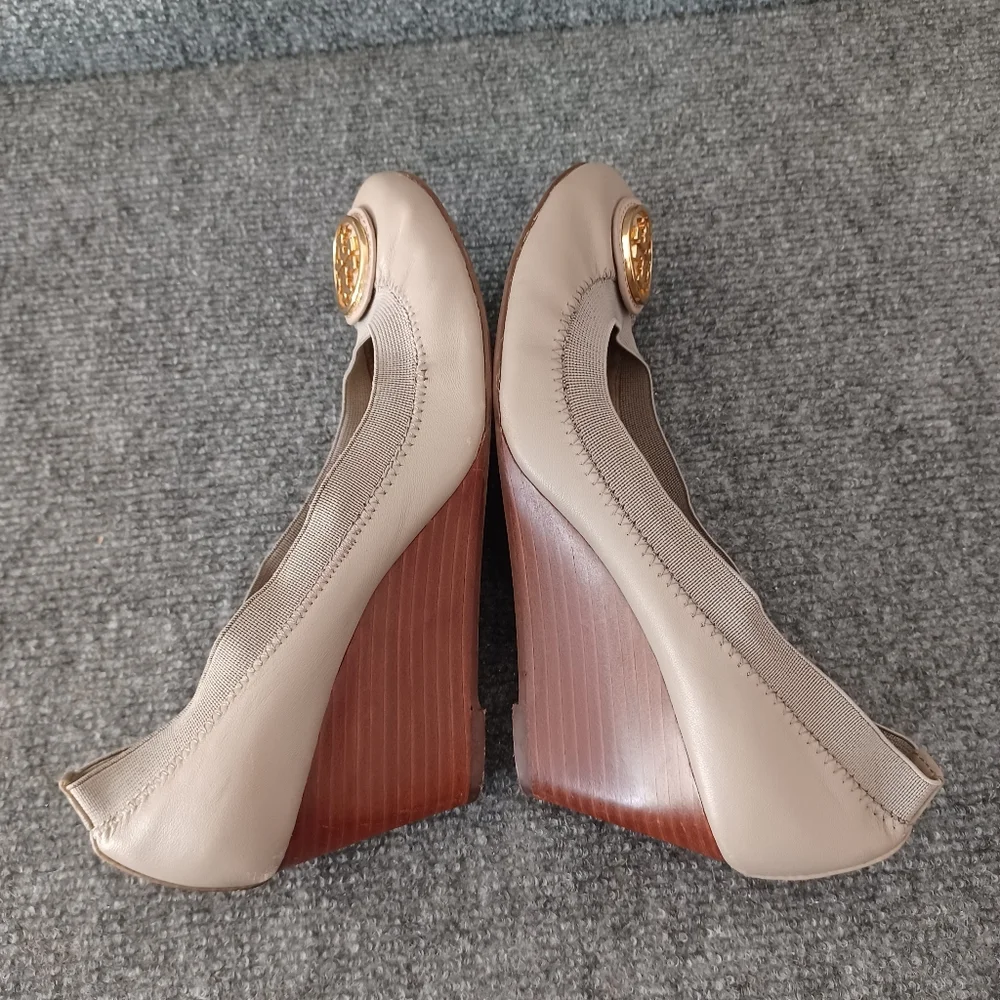 Tory Burch Women Caroline Wedge Heel Size 7.5 Preppy Leather Logo Defect
